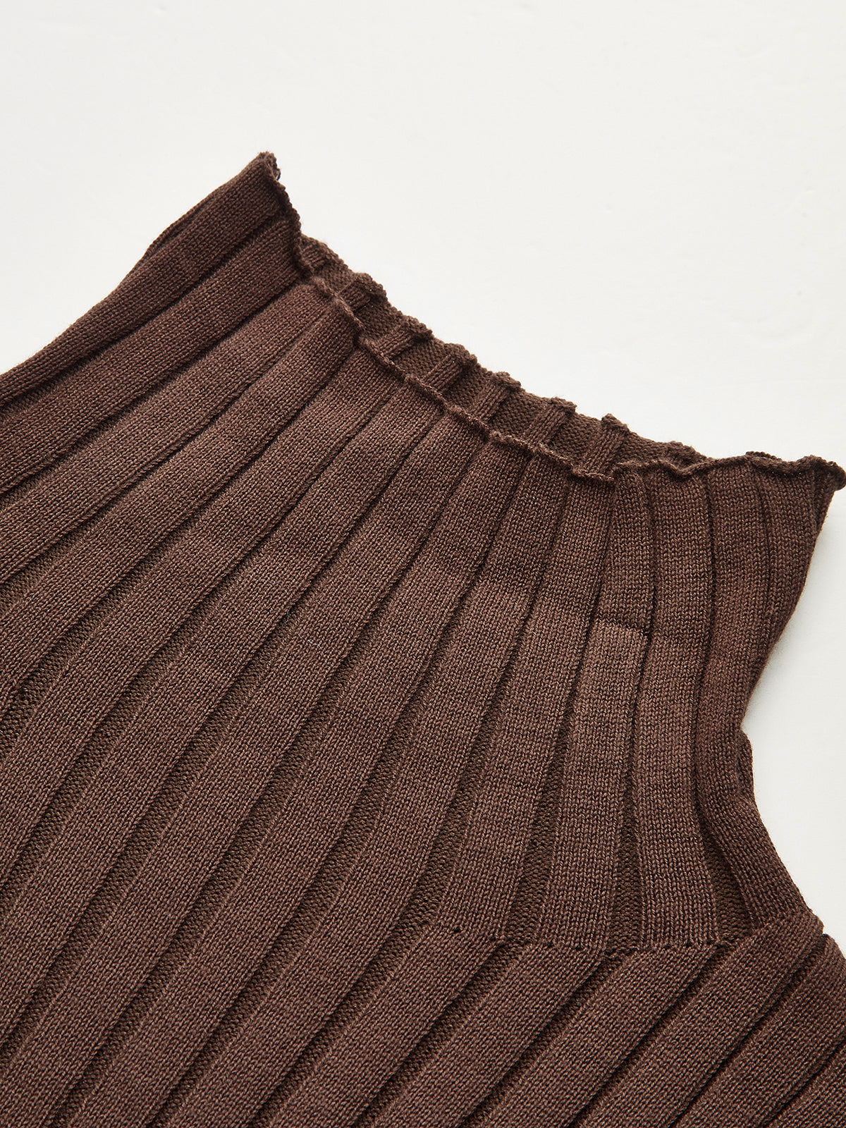 Conjunto de tres piezas con jersey de cuello alto de punto, cárdigan y pantalón